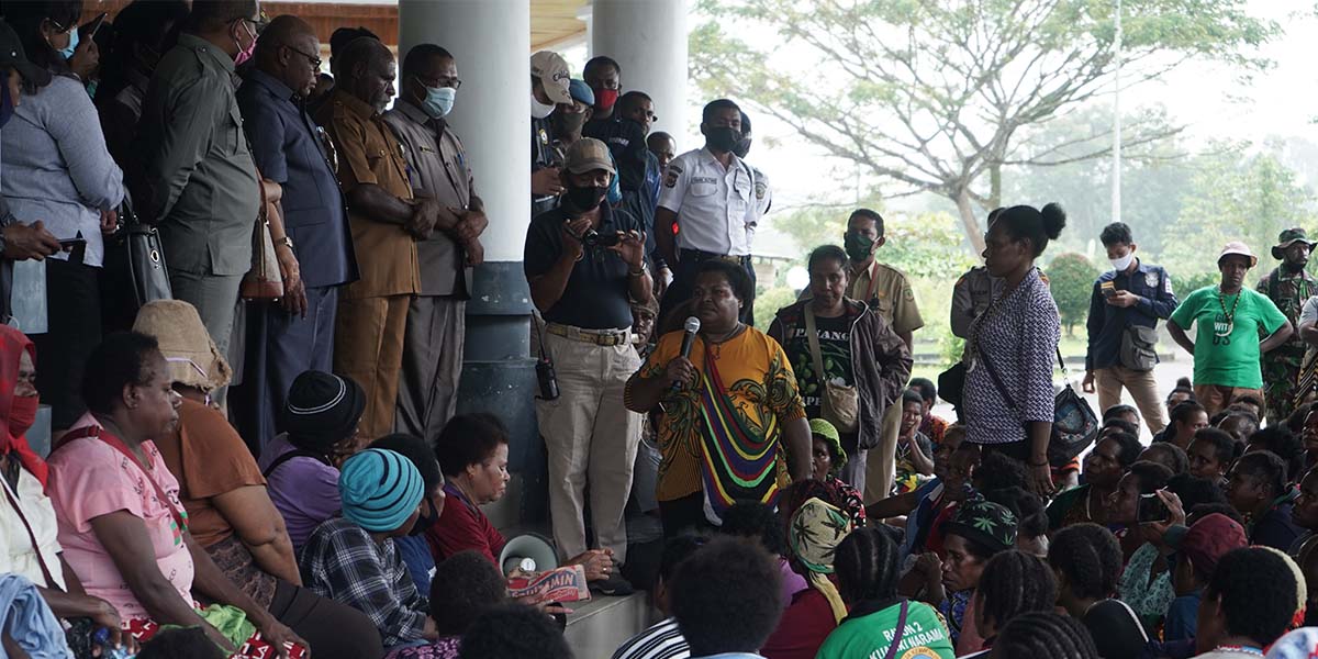 pedagang-mama-mama-papua-satu-suara-bertahan-di-pasar-lama-timika